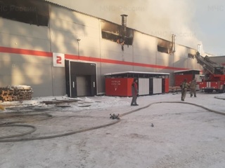 Крупный пожар на мебельном складе тушат в Екатеринбурге