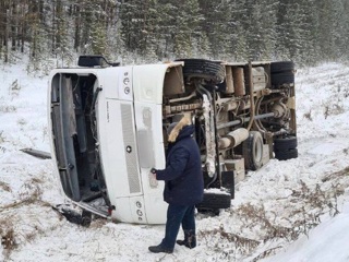 Число пострадавших в аварии с автобусом под Красноярском выросло до 15