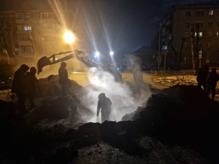 В Омске школьница провалилась в яму с кипятком