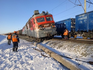 Под Новосибирском локомотив столкнулся с КамАЗом