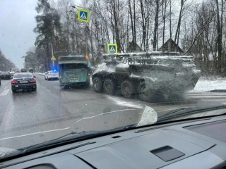БТР столкнулся с автобусом на севере Петербурга