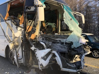 В Якутии автобус врезался в грузовик, пострадали 11 человек