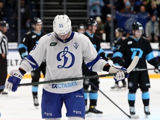 Москва дома проиграла Минску в дерби хоккейных 