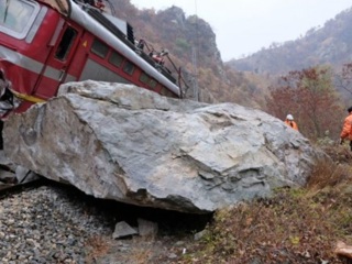 Пассажирский поезд врезался в обломок скалы в Болгарии