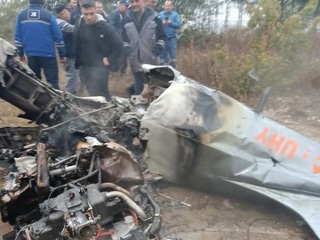 Часть самолета ВВС Турции упала на парковку