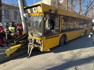 Автобус врезался в столб в Саратове, пострадали 10 человек