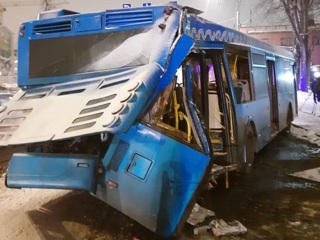 Пассажирский автобус врезался в столб на юго-востоке Москвы