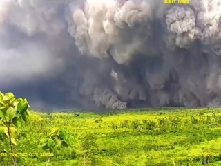 Из-за извержения вулкана Семеру в Индонезии эвакуируют население