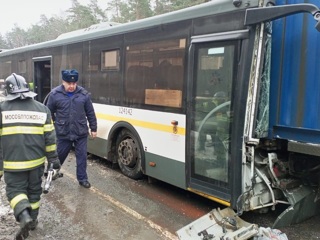 Автобус с пассажирами протаранил фуру на востоке Подмосковья