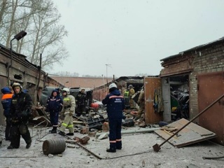 Взрыв газа разрушил 10 гаражей в Новосибирске