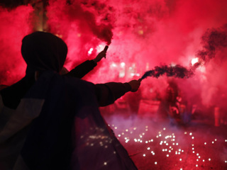 Полиция вступила в игру: в Париже разгоняют фанатов 