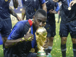 Чемпион мира в составе сборной Франции завершил карьеру