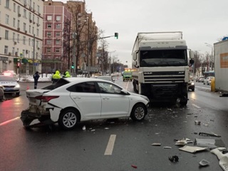 Торопившийся водитель погиб в ДТП с фурой в Москве