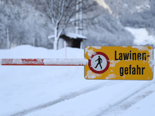 В Австрии лавина накрыла десять человек