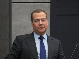 Медведев ответил на решение МУС эмодзи туалетной бумаги