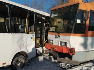 Девять человек пострадали в столкновении маршрутки и трамвая в Барнауле