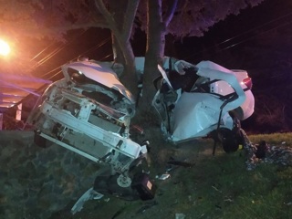 Машина врезалась в остановку и "намоталась" на дерево, погибли четверо