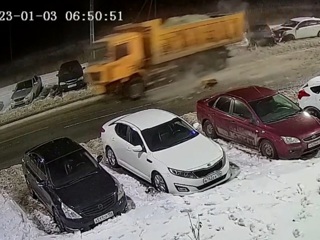 В Оренбурге груженный снегом самосвал протаранил девять машин