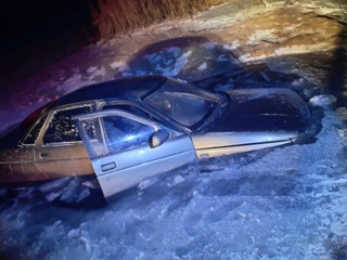 Машина с молодыми людьми ушла под лед в Саратовской области