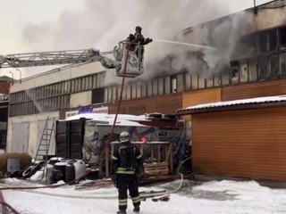 Пожар на складе на севере Москвы потушен