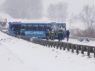 В страшной аварии с автобусом в Кемеровской области погибли пять человек