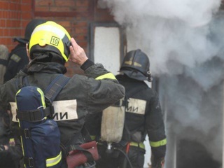 Во Владивостоке на пожаре спасены восемь человек, в том числе двое детей