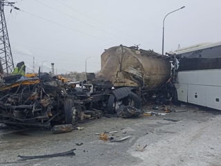 Два человека погибли в аварии с автобусом и КамАЗом в Новокузнецке