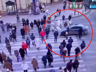 В Санкт-Петербурге водитель въехал в толпу пешеходов