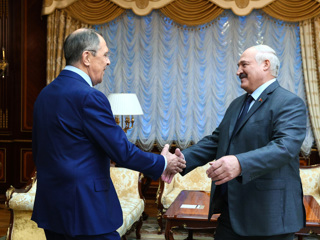 Лавров обсудил с Лукашенко взаимодействие в военно-политической сфере и обороне