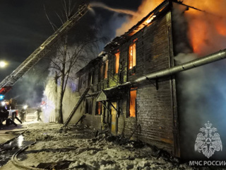 Ночью в Сыктывкаре полностью выгорел многоквартирный дом