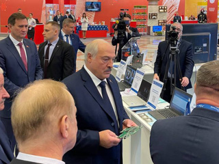 Лукашенко заменили Apple на белорусскую ЭВМ