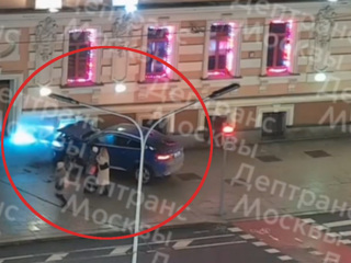 В центре Москвы иномарка врезалась в фасад здания
