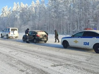 Полицейские эвакуировали людей, замерзавших на трассе при -50 градусах