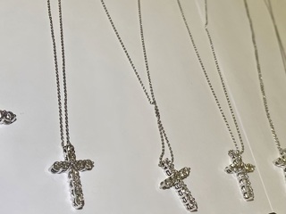 Коллекцию крестов с бриллиантами нашли у пассажирки в Домодедове