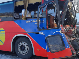 Водитель автобуса и шесть пассажиров пострадали в аварии с самосвалом