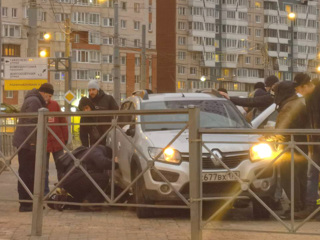 Пять человек госпитализированы после выезда машины на тротуар