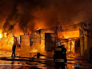В Подмосковье тушат крупный пожар на рынке "Синдика"