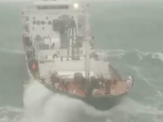 К терпящему бедствие в Охотском море судну направили второй буксир