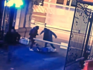 Камеры запечатлели ночное избиение прохожего в центре Москвы