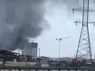Сильный пожар вспыхнул на рынке в Новой Москве