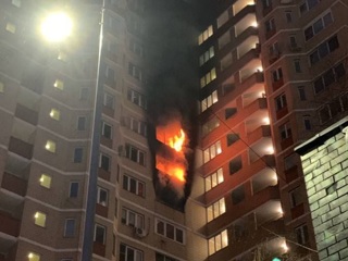 Пожар охватил три этажа в жилом доме в Троицке