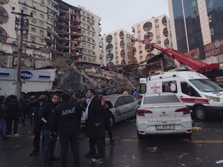 Число погибших и пострадавших при землетрясении в Турции превысило 15,6 тысяч
