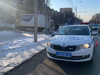 Водитель грузовика насмерть переехал 90-летнего мужчину в Красноярске