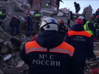 В Турции российские спасатели обнаружили под завалами выжившего человека