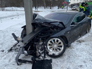 Tesla на скорости врезалась в столб на юго-востоке Москвы