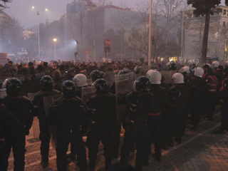 В Албании против протестующих выставили около тысячи полицейских