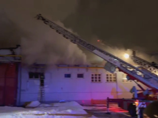 В Подмосковье загорелось здание бывшего вагоноремонтного завода