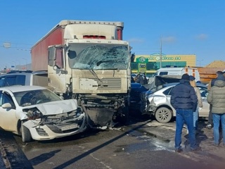 В Минводах грузовик протаранил 15 машин, пострадали девять человек