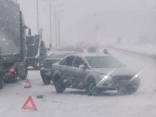 Десять машин столкнулись на Киевском шоссе в Москве