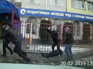 Замглавы казначейства КЧР избили битами посреди улицы